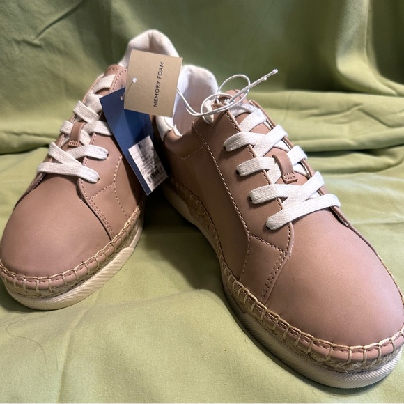 Universal Threads Shaelyn Sneakers - Picture 1 of 6